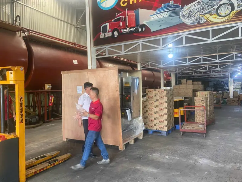 bàn giao dây chuyền chiết rót dầu nhớt cho công ty Việt Pháp
