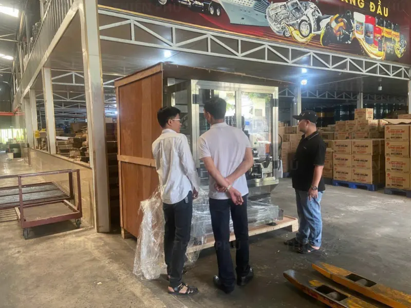 bàn giao dây chuyền chiết rót dầu nhớt cho công ty Việt Pháp