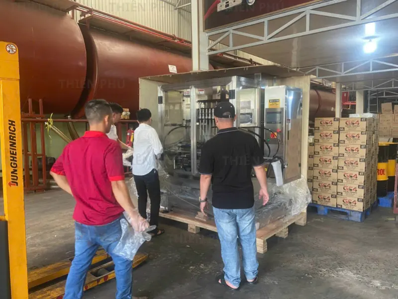 bàn giao dây chuyền chiết rót dầu nhớt cho công ty Việt Pháp