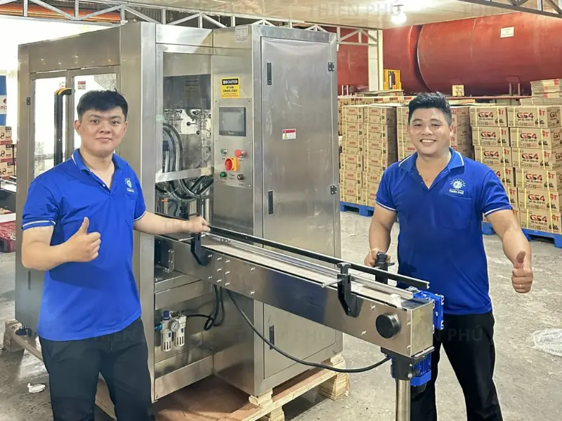 bàn giao dây chuyền chiết rót dầu nhớt cho công ty Việt Pháp