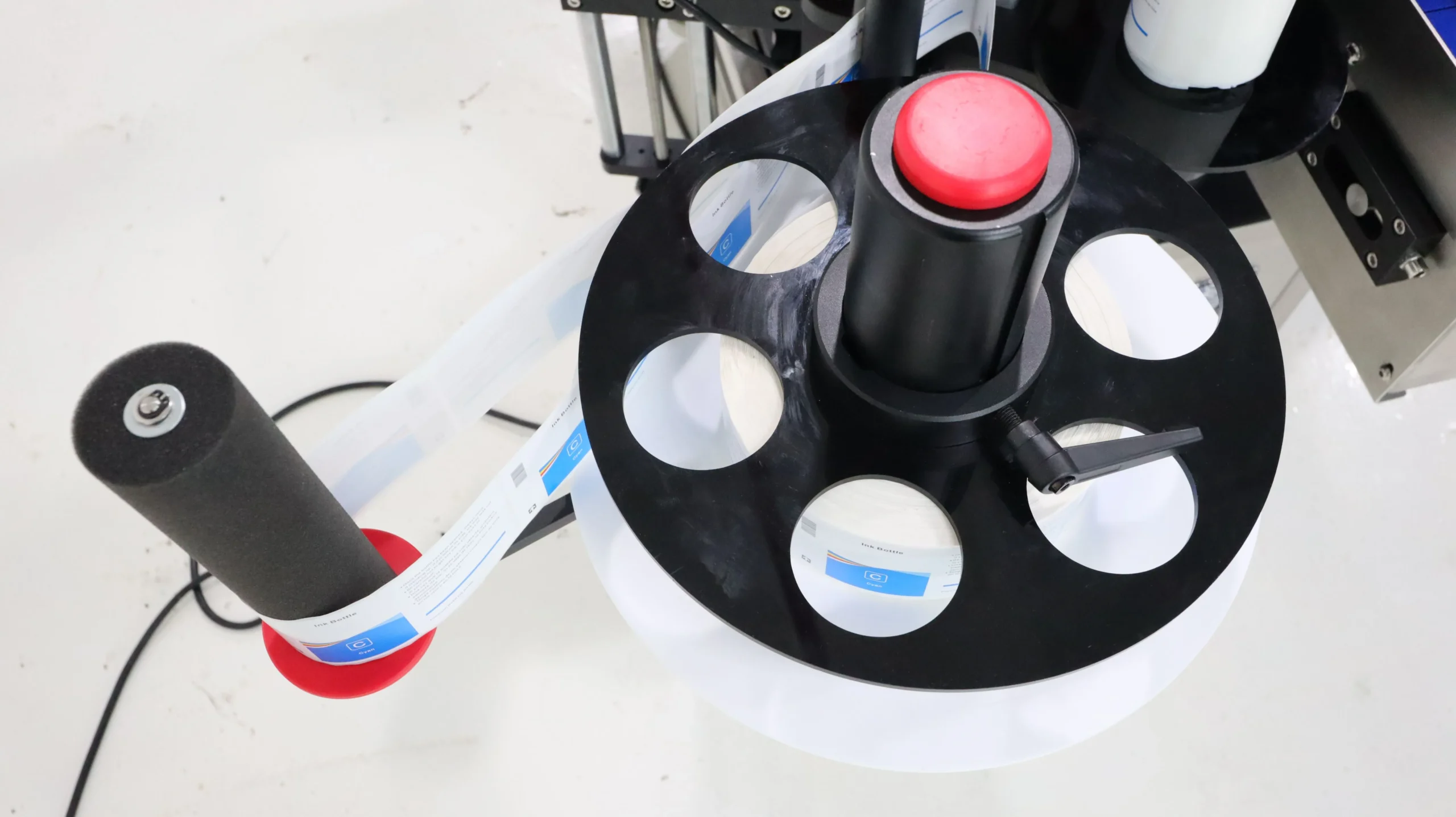 may dan nhan chai tron gst 211 01 scaled