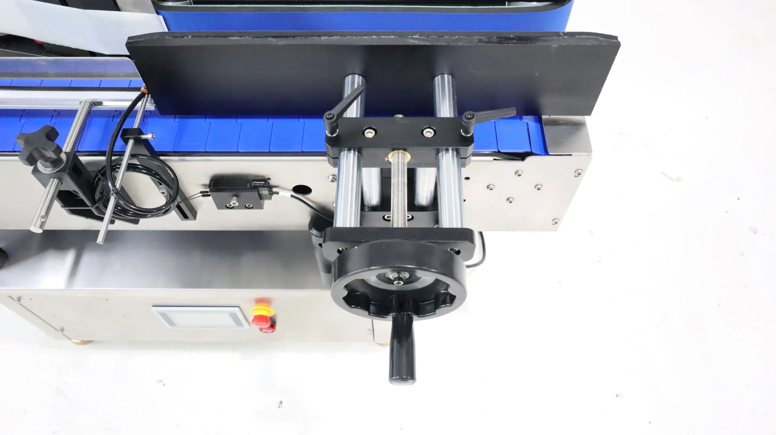 may dan nhan chai tron gst 211 02 scaled