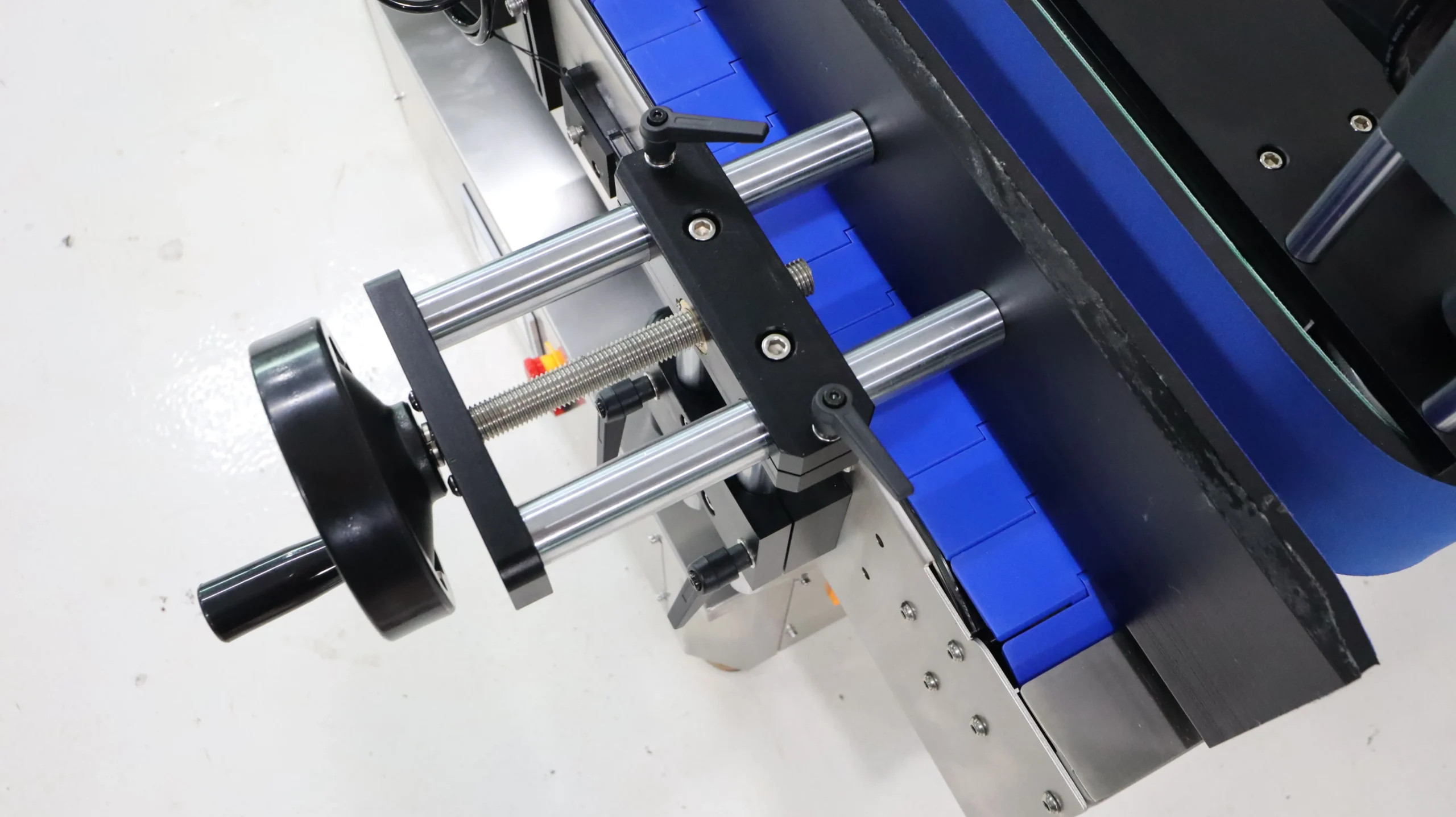 may dan nhan chai tron gst 211 03 scaled