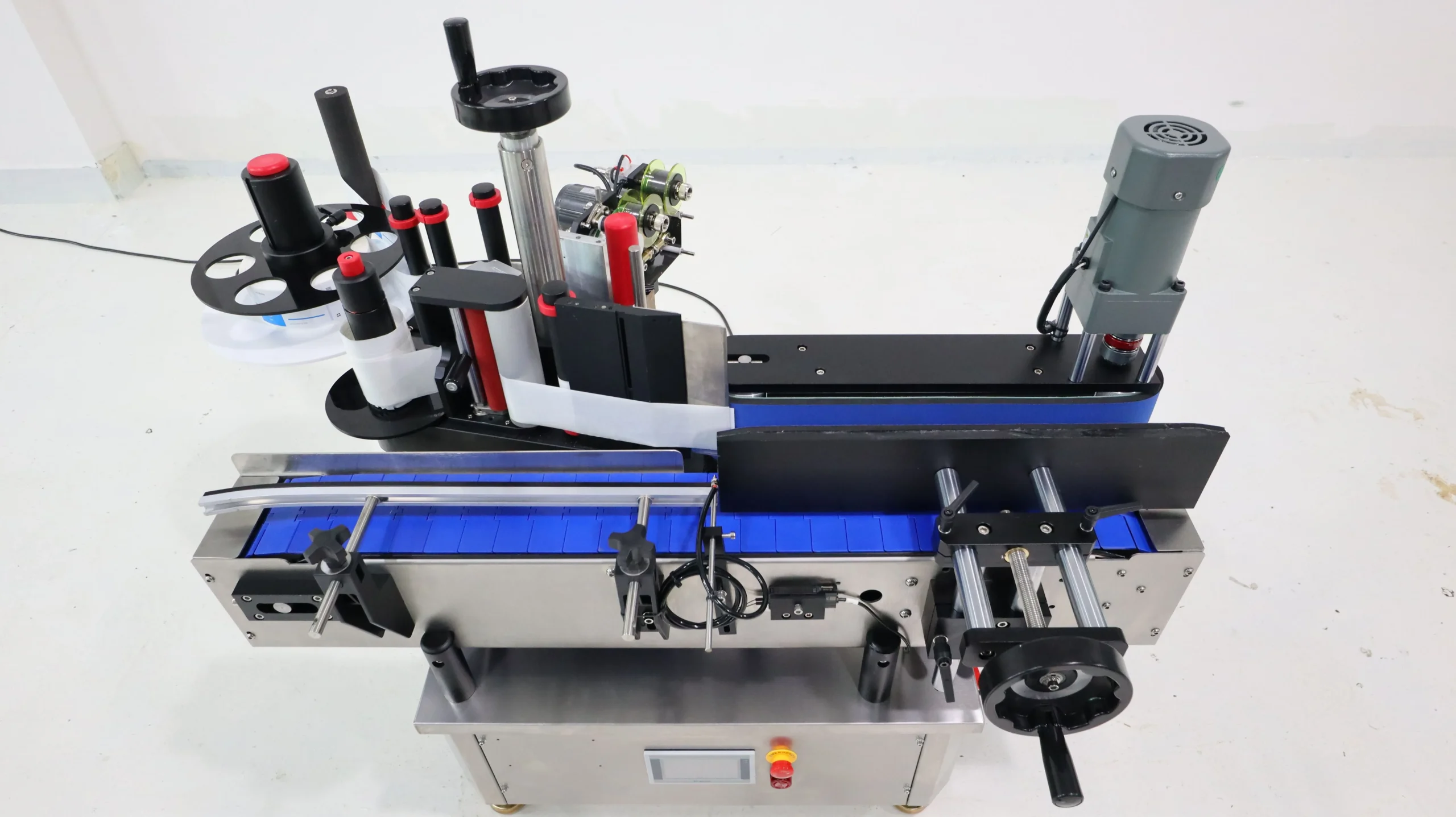 may dan nhan chai tron gst 211 04 scaled