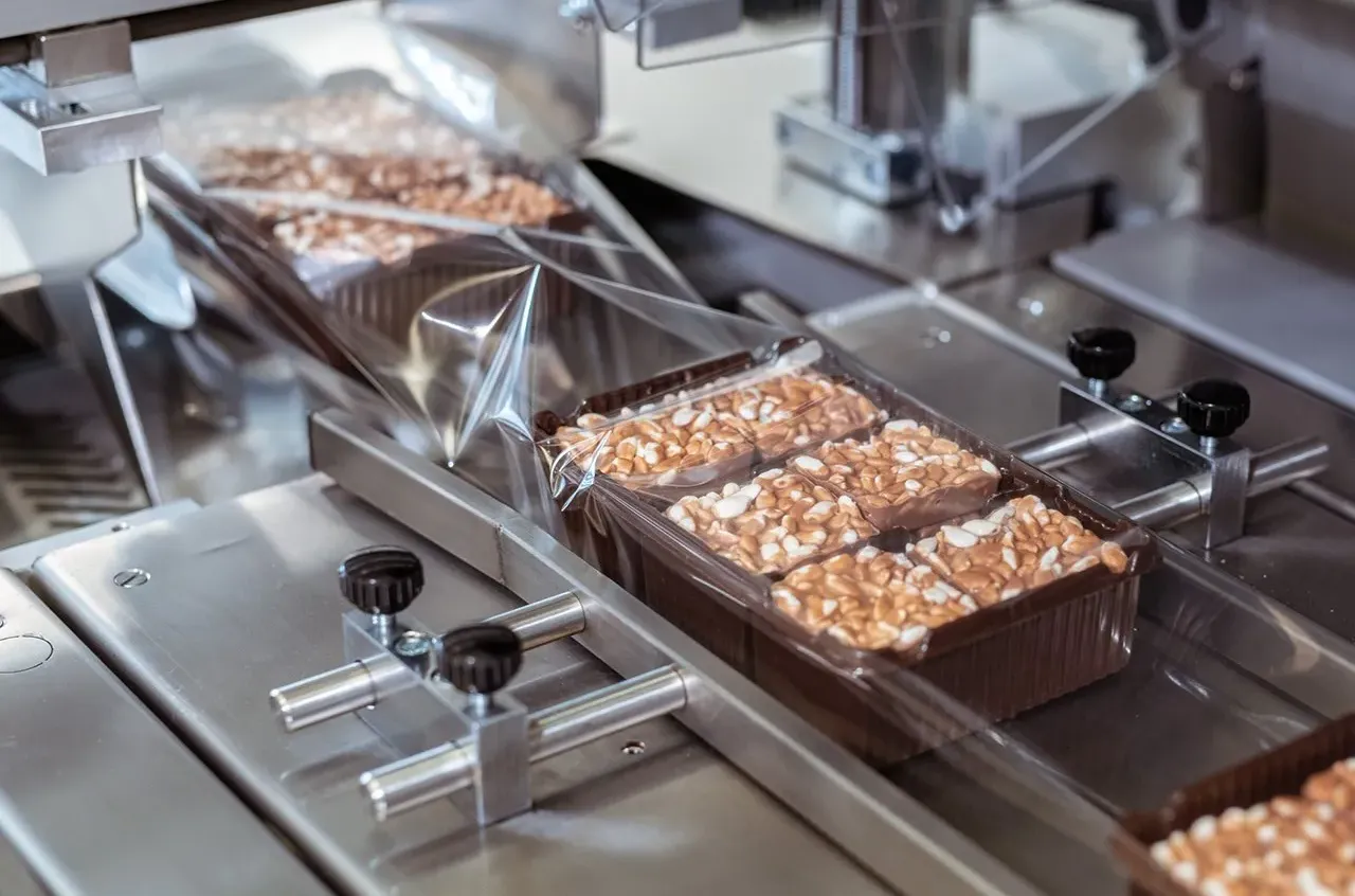 Tìm hiểu công nghệ máy đóng gói bánh kẹo liên tục 7 Máy đóng gói dạng bao PE, OPP, hoặc PP