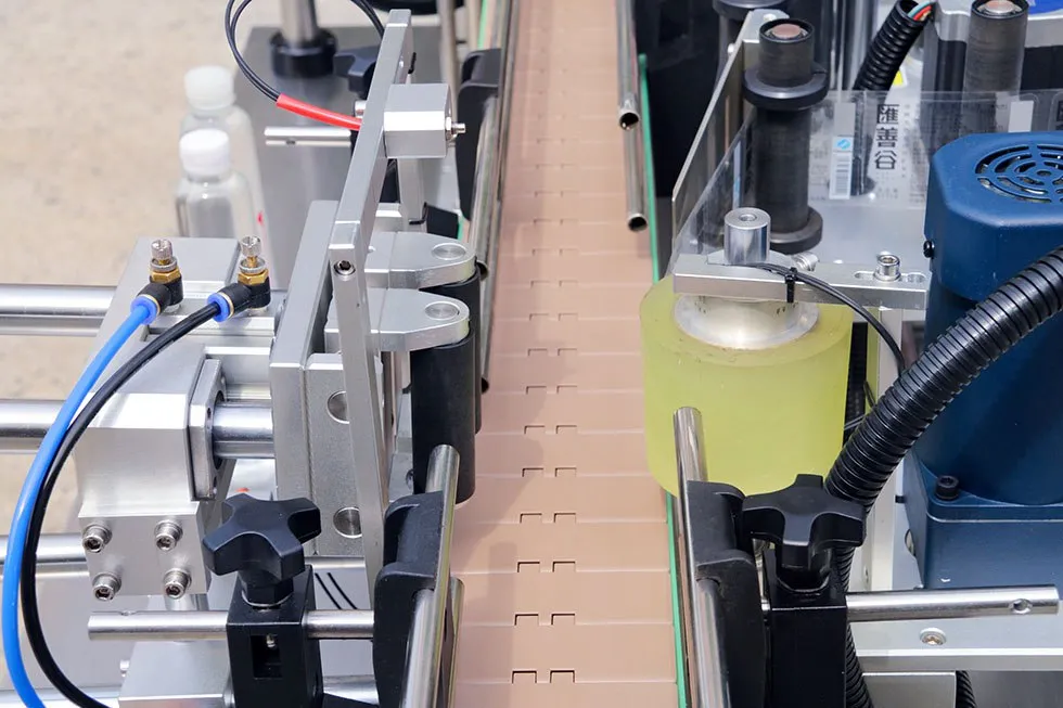 giai phap dan nhan chuyen nghiep cho chai nuoc sot salad 02