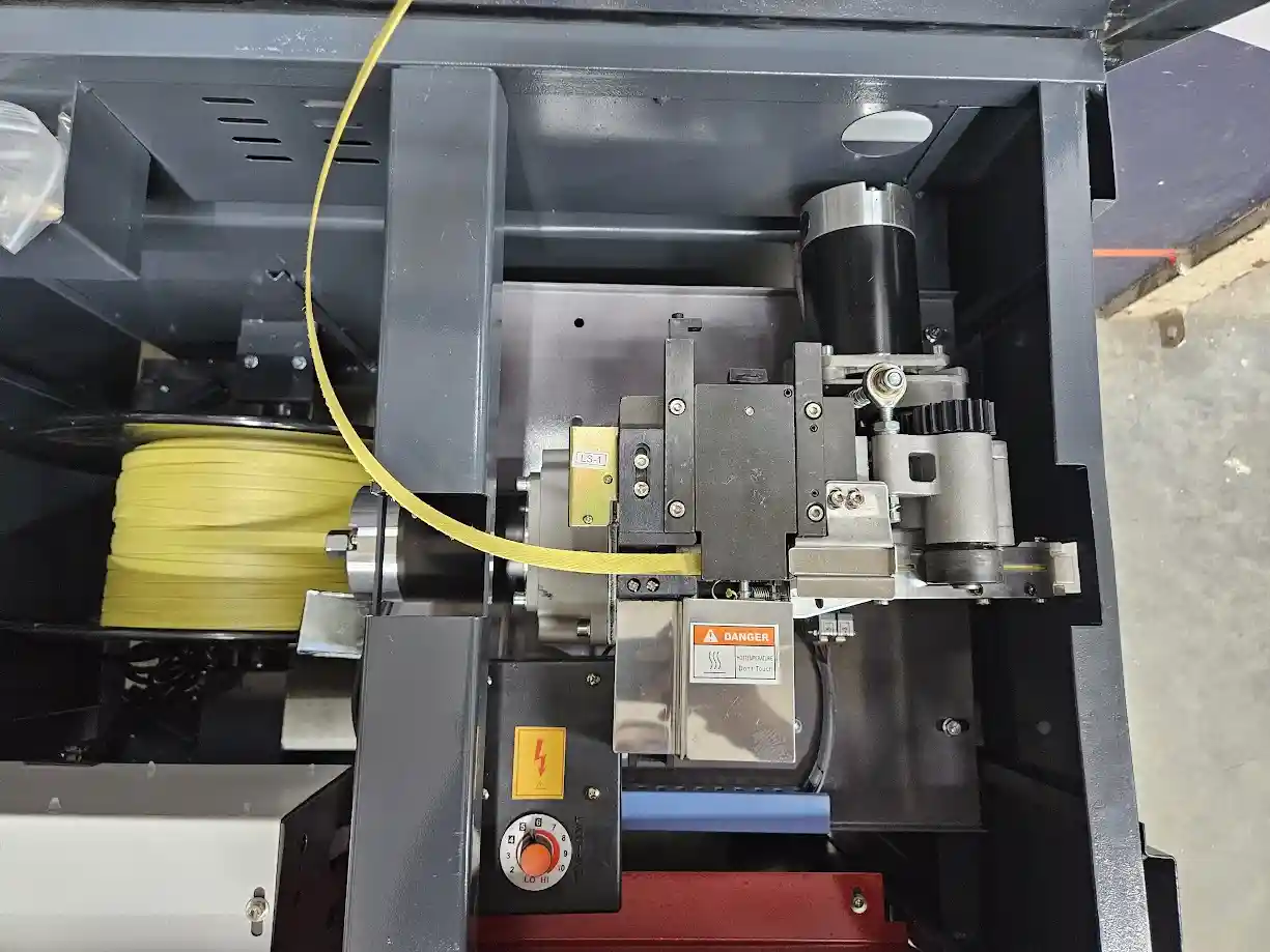 7 Lỗi Thường Gặp Ở Máy Đóng Đai Tự Động & Cách Khắc Phục Hiệu Quả – Hướng Dẫn Kỹ Thuật Chi Tiết 4 Máy bị kẹt dây đai (Card tape)