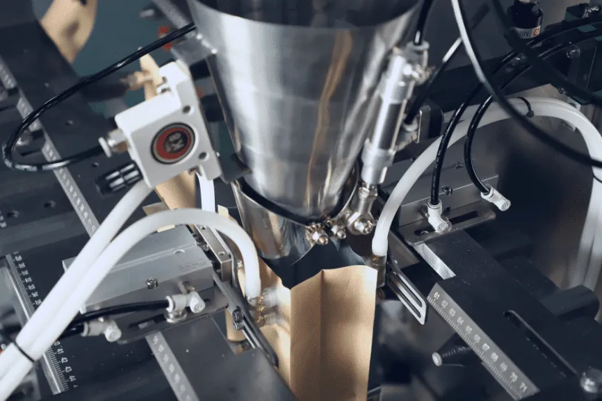 Máy Đóng Gói Túi Cà Phê: Cách Lựa Chọn Để Giữ Trọn Độ Tươi Và Tối Ưu Hiệu Suất Sản Xuất 2 cach lua chon may dong goi ca phe 01