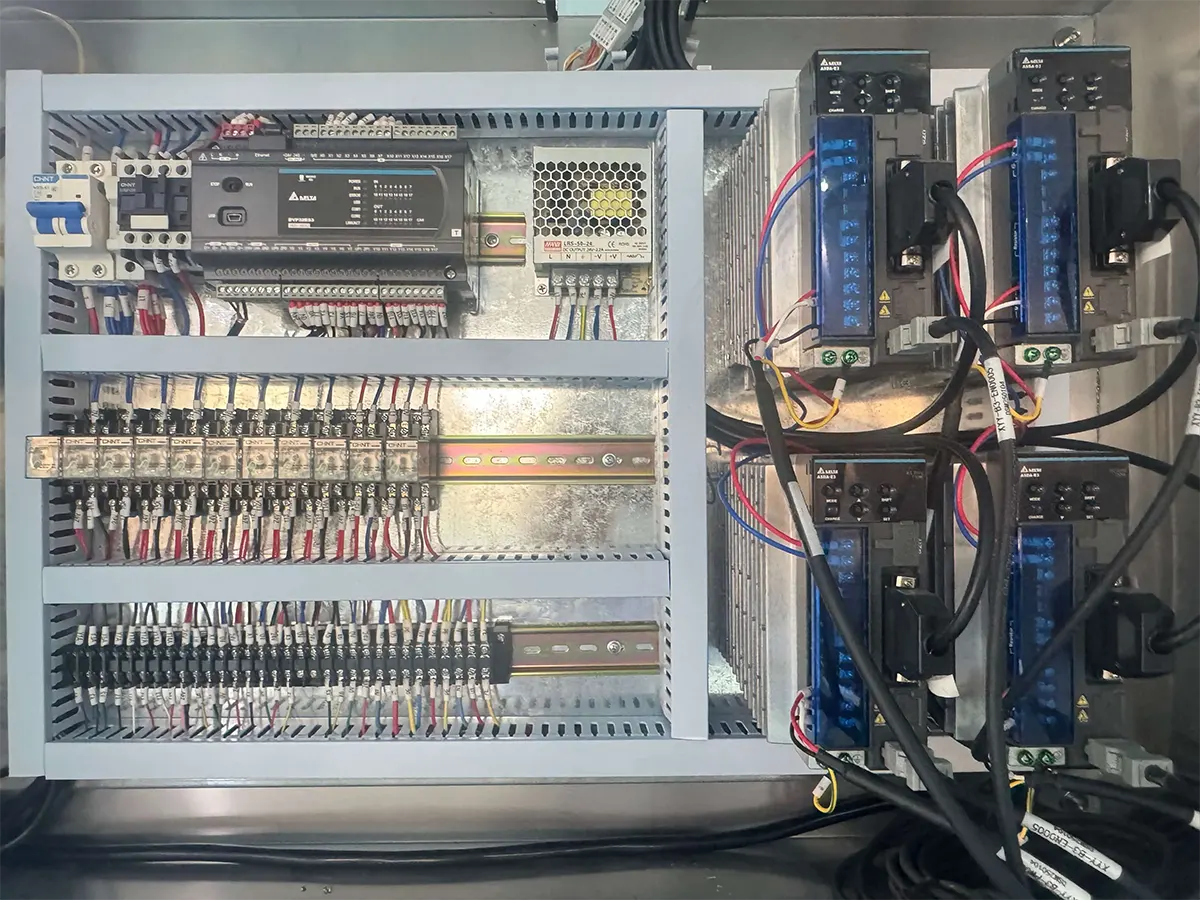 Vai Trò Của Hệ Thống PLC Và Cảm Biến Quang Điện Trong Máy Đóng Gói Tự Động