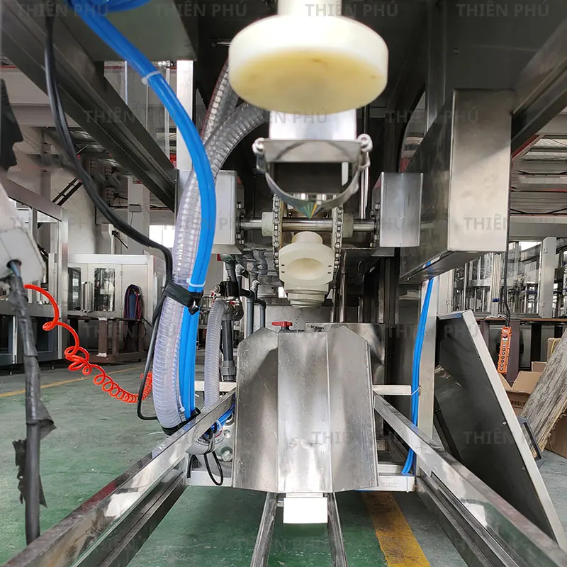 máy chiết rót 3in1 trong dây chuyền chiết rót nước đóng bình tại Hải Phòng