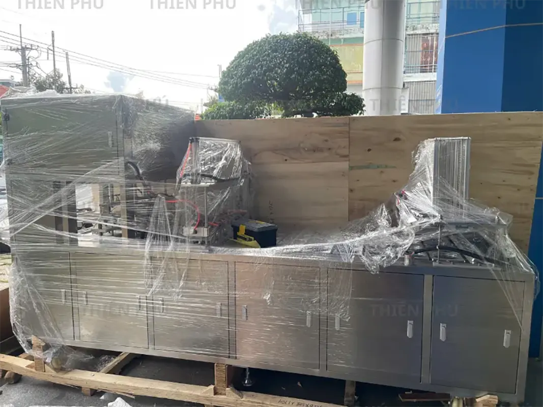 máy dán miệng hộp trong dây chuyền sản xuất mì ly tại mỹ