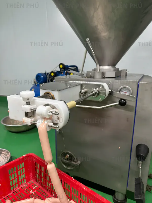 Bàn Giao Dây Chuyền Sản Xuất Xúc Xích Cho Hợp Tác tại Tuyên Quang
