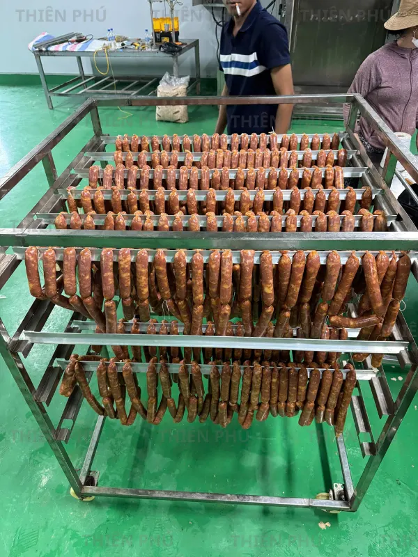 Bàn Giao Dây Chuyền Sản Xuất Xúc Xích Cho Hợp Tác tại Tuyên Quang