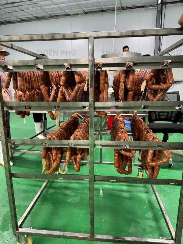 Bàn Giao Dây Chuyền Sản Xuất Xúc Xích Cho Hợp Tác tại Tuyên Quang